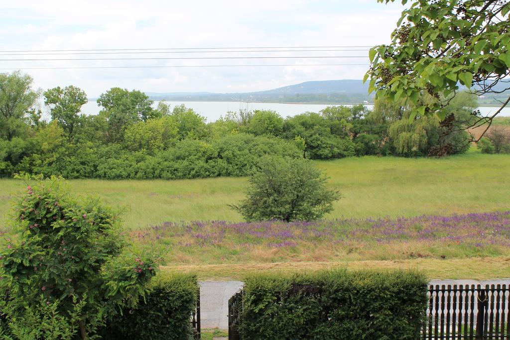 Peace & Beach House In Tihany, Sajkod Room photo